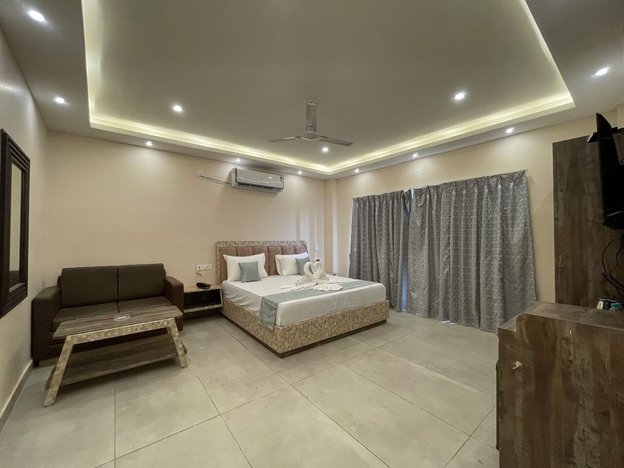 Premium-huone, 1 suuri parisänky | Työpöytä, kannettavalle tietokoneelle sopiva työtila, ilmainen Wi-Fi