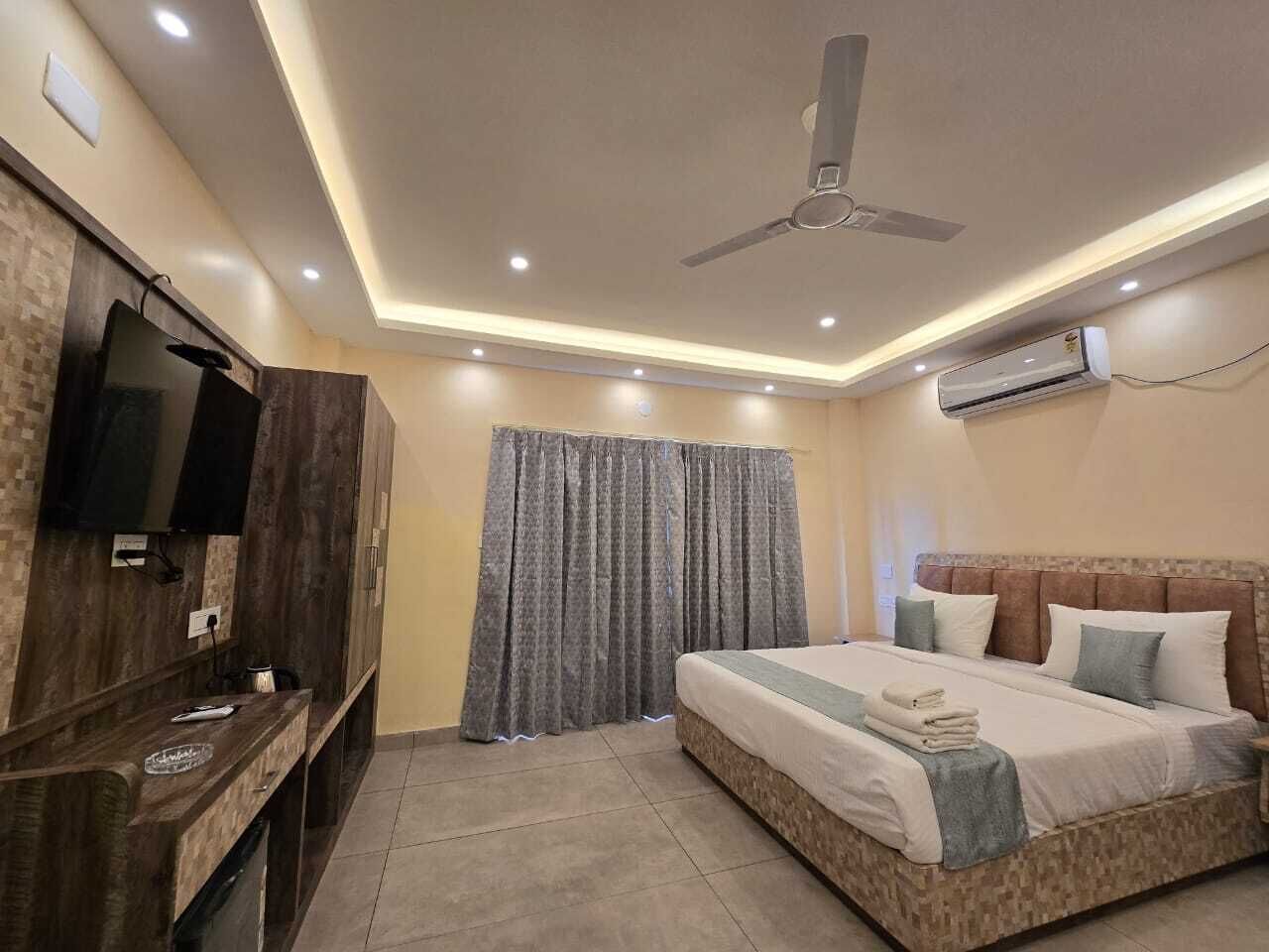 Desk, laptop workspace, free WiFi, bed sheets