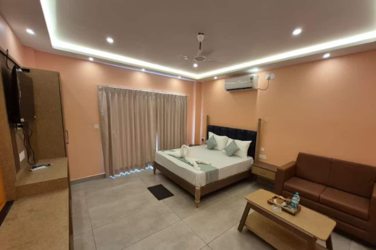 Phòng đôi Deluxe, quang cảnh hồ bơi | Bàn, khu vực làm việc phù hợp cho laptop