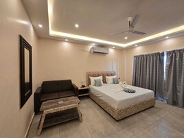 Desk, laptop workspace, free WiFi, bed sheets