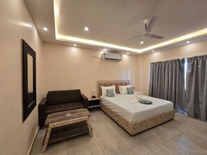 Desk, laptop workspace, free WiFi, bed sheets - Tiger Inn Beach Resort (Mandarmani)