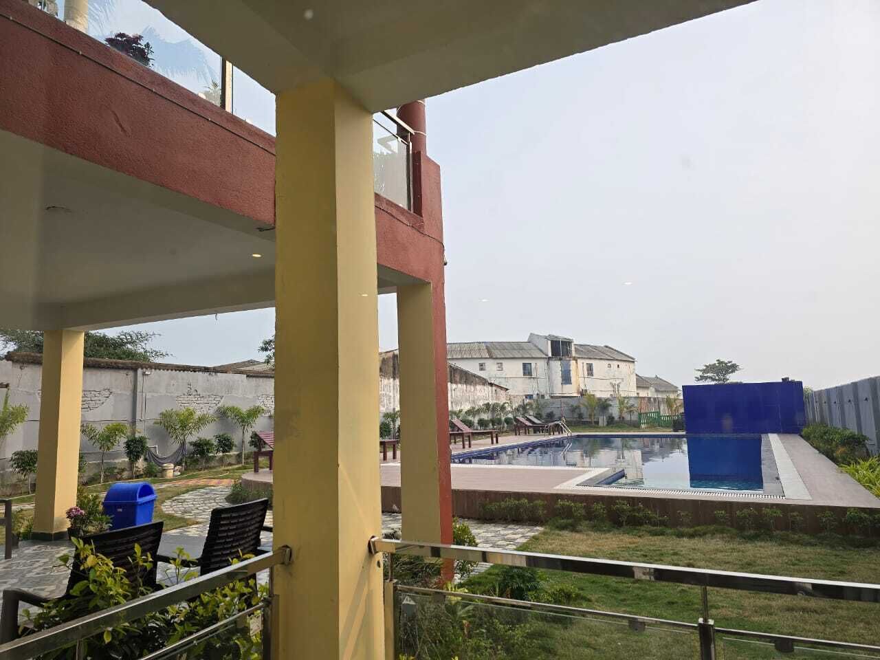 Doppia Deluxe, vista piscina | Una scrivania, postazione laptop, Wi-Fi gratuito, lenzuola