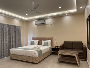 Desk, laptop workspace, free WiFi, bed sheets - Tiger Inn Beach Resort (Mandarmani)