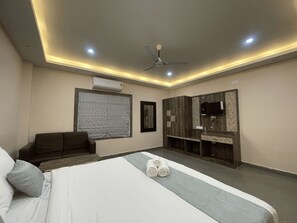 Super Deluxe | Desk, laptop workspace, free WiFi, bed sheets - Tiger Inn Beach Resort (Mandarmani)