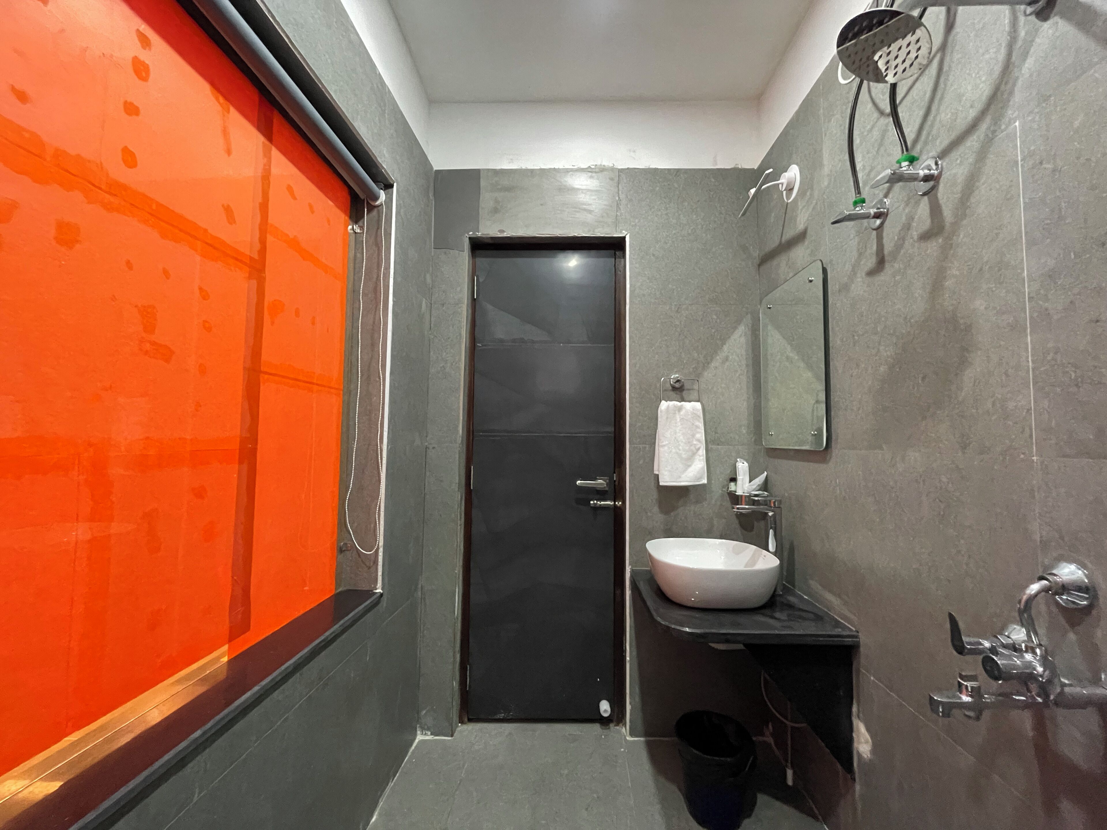 Quarto casal superior | Banheiro | Chuveiro, chuveiro com efeito de chuva, produtos de toalete grátis 