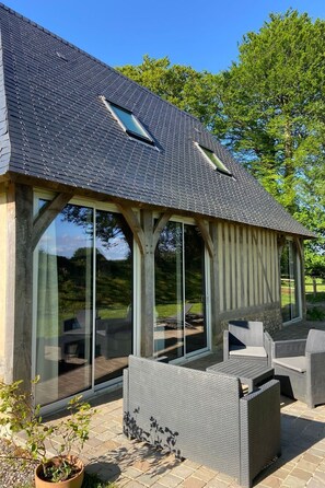 Terrace/patio - Neues normannisches Ferienhaus mit Charme die Kastanienbäume by Interhome (Bec de Mortagne)