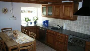 Kühlschrank, Mikrowelle, Ofen, Geschirrspüler