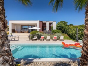 A heated pool - Villa Grofica, beheizter Pool, Taverne, Strandnähe by Interhome (Pula)