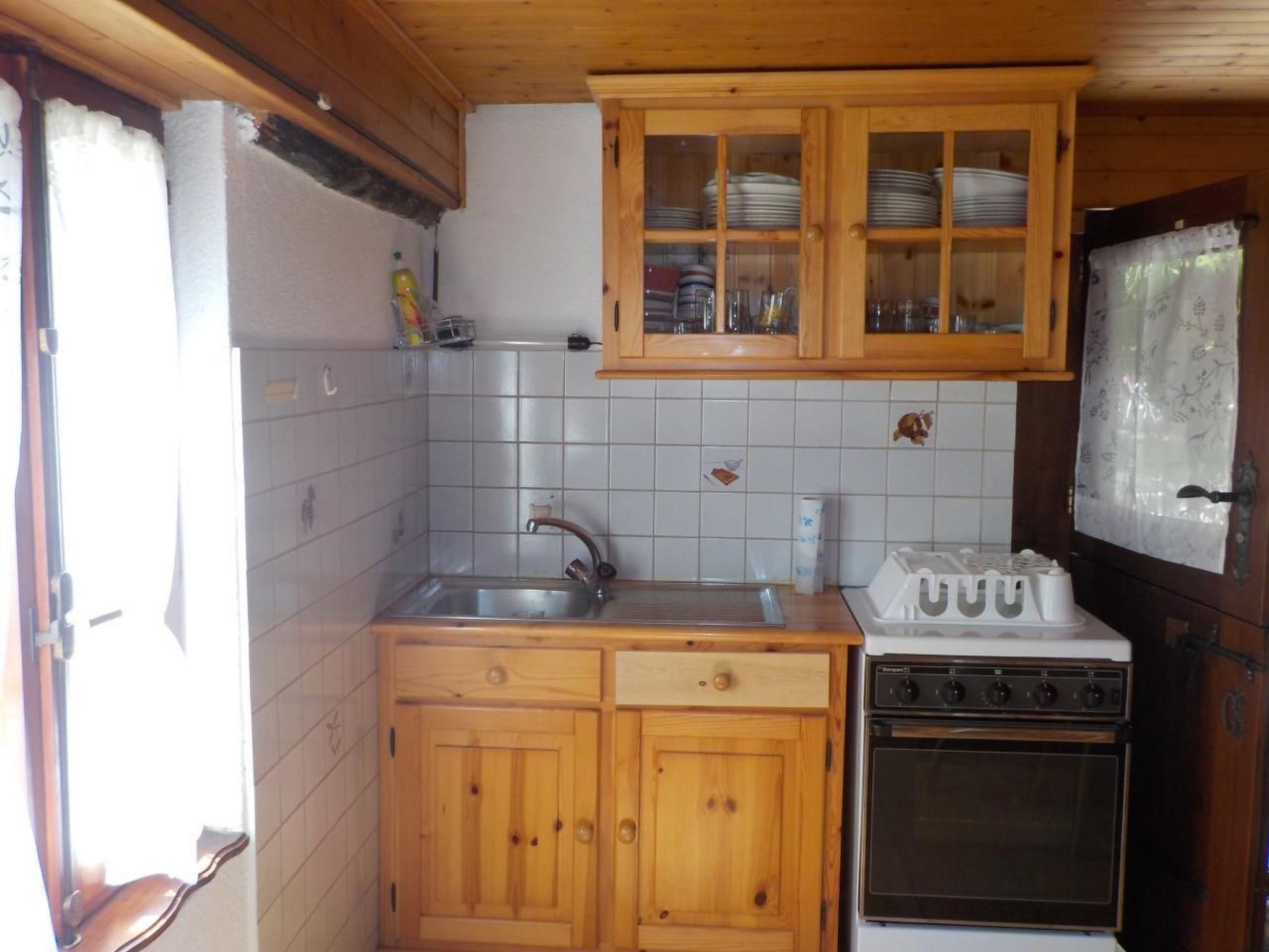 Réfrigérateur, batterie de cuisine, vaisselle et ustensiles