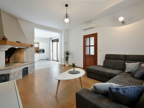 TV, fireplace, DVD player - Charmante Villa Lavanda by Interhome (Pula/Galižana)