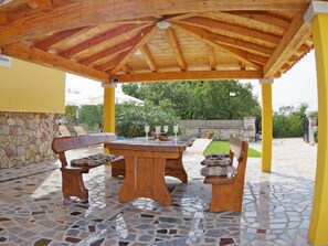 Outdoor dining - Villa Sandi im Dorf Juršići by Interhome (Bokordici)