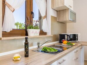 Fridge, microwave, oven, dishwasher - in Juršići mit Privatem Pool by Interhome (Bokordici)