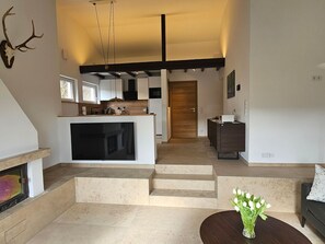 Una televisión, una chimenea