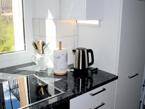 Kühlschrank, Geschirrspüler, Kochgeschirr/Geschirr/Besteck