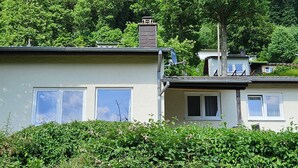 Un immeuble d’habitation doté d’un toit plat, de nombreuses fenêtres et d’une cheminée.