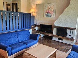 Una televisión, una chimenea