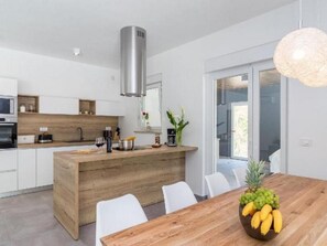Kühlschrank, Mikrowelle, Ofen, Geschirrspüler