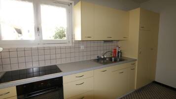 Kühlschrank, Ofen, Geschirrspüler, Kochgeschirr/Geschirr/Besteck