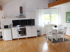 Kühlschrank, Mikrowelle, Ofen, Kochgeschirr/Geschirr/Besteck