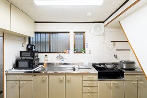 Fridge, microwave, oven, stovetop - August 2025 OPEN SALE / 9-minute walk from Osaka Umeda Station / Reform Modern House / Max. 9 people (大阪市北区中崎西3丁目)