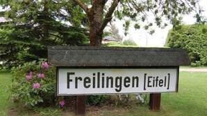 Ein Schild mit dem Text 'Freilingen [Eifel]'.