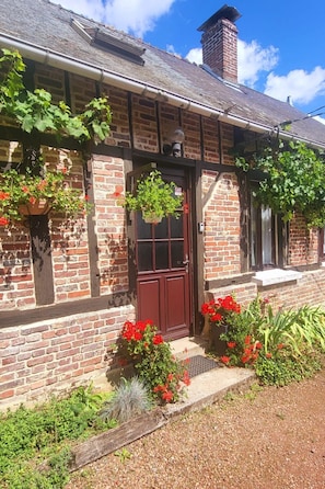 Exterior detail - Charmantes Ferienhaus in idyllischem Dorf - Beau Village by Interhome (Parfondeval)
