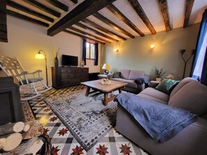 TV, fireplace - Charmantes Ferienhaus in idyllischem Dorf - Beau Village by Interhome (Parfondeval)