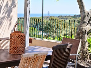 Outdoor dining - Domaine Punta della Guardia Maison A Figa mit Blick auf das Meer by Interhome (Cervione/Castagniccia)