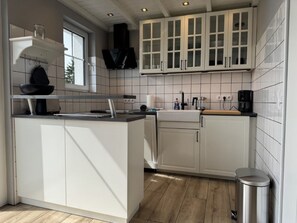Kühlschrank, Ofen, Geschirrspüler, Kochgeschirr/Geschirr/Besteck