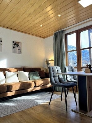 Living area - Vacation apartment Anton in the vacation home Bayerisch Gmain, 68sqm, for 1 - 4 persons with 2 bedrooms and balcony (Bayerisch Gmain)