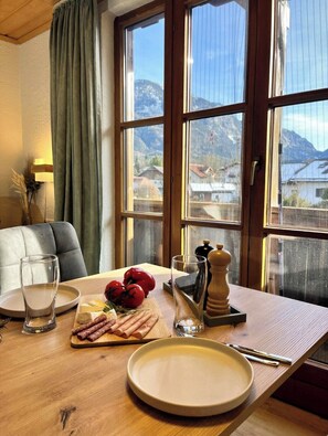 Dining - Vacation apartment Anton in the vacation home Bayerisch Gmain, 68sqm, for 1 - 4 persons with 2 bedrooms and balcony (Bayerisch Gmain)