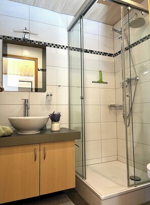 Shower, hair dryer, towels - Vacation apartment Anton in the vacation home Bayerisch Gmain, 68sqm, for 1 - 4 persons with 2 bedrooms and balcony (Bayerisch Gmain)