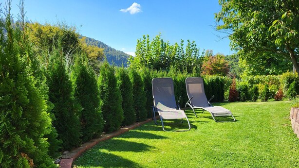 A garden with two lawn chairs and a stone pathway. - Apartment mit Hund by Interhome (Bodenwerder)