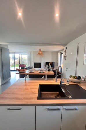 Fridge, microwave, dishwasher, cookware/dishes/utensils - Villa du Port by Interhome (Brignogan-Plage)