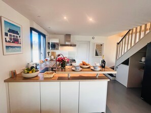 Fridge, microwave, dishwasher, cookware/dishes/utensils - Villa du Port by Interhome (Brignogan-Plage)