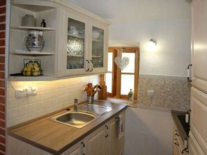 Fridge, dishwasher, cookware/dishes/utensils - Typisch istrisches Steinhaus mit Grill und Garten by Interhome (Pula/Banjole)