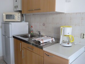 Fridge, microwave, cookware/dishes/utensils - Apartment Katja by Interhome (Pula/Banjole)