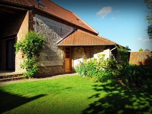 Exterior - Liebevoll renoviertes Ferienhaus als Teil eines kleinen Bauernhauses mit abgesc by Interhome (Mont St Éloi)