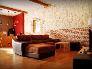 TV - Liebevoll renoviertes Ferienhaus als Teil eines kleinen Bauernhauses mit abgesc by Interhome (Mont St Éloi)