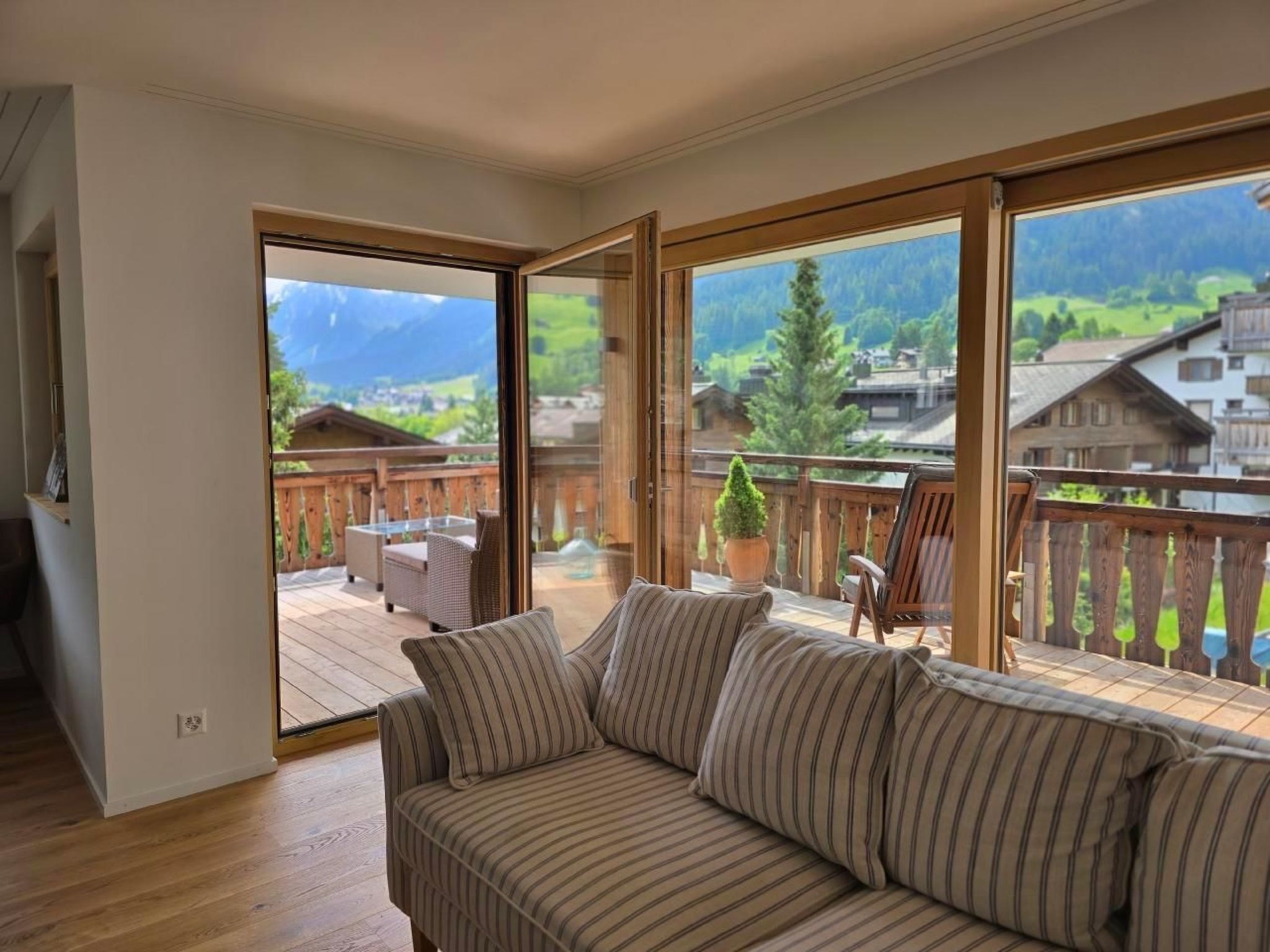 Una televisión, una chimenea