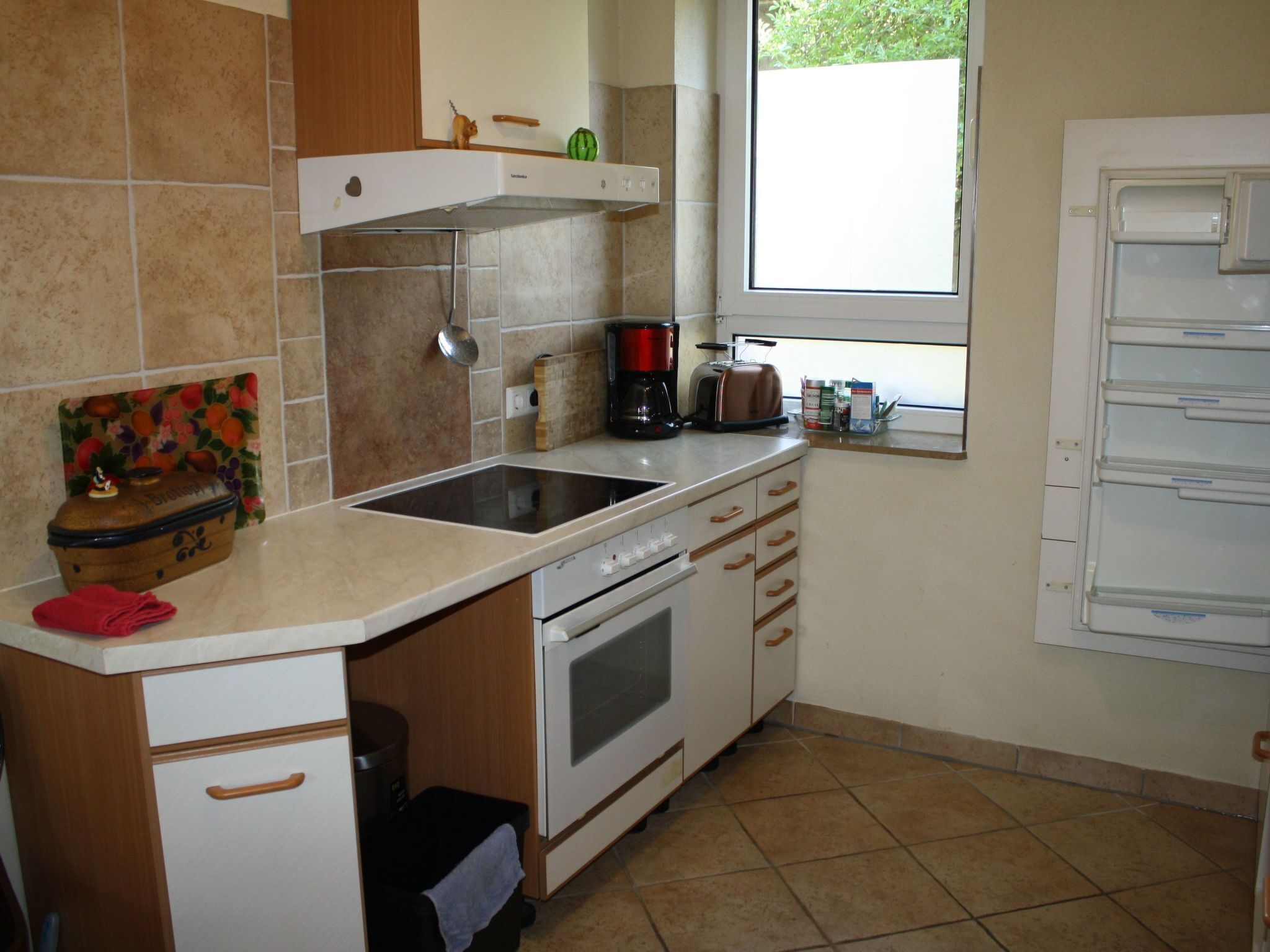 Kühlschrank, Ofen, Kochgeschirr/Geschirr/Besteck