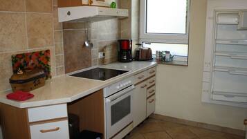 Kühlschrank, Ofen, Kochgeschirr/Geschirr/Besteck