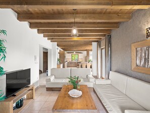 TV, fireplace - Villa Dante by Interhome (Bokordici)