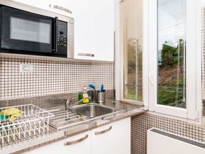 Fridge, microwave, oven, cookware/dishes/utensils - Lago 2 Executive Stadtzentrum by Interhome (Lugano)