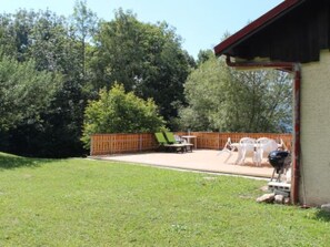 Outdoor dining - für 6 Personen ca. 110 m² in Pugny-Chatenod, Auvergne-Rhône-Alpes (Savoyen by Interhome (Aix les Bains)
