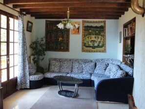 TV - für 6 Personen ca. 110 m² in Pugny-Chatenod, Auvergne-Rhône-Alpes (Savoyen by Interhome (Aix les Bains)
