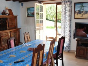 Dining - für 6 Personen ca. 110 m² in Pugny-Chatenod, Auvergne-Rhône-Alpes (Savoyen by Interhome (Aix les Bains)
