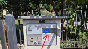 A security box with a keypad and a small window, marked with the number 3. - Executive mit 6 Schlafzimmern und 2 Bädern by Interhome (Lugano)