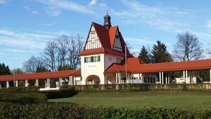 A building with a red roof and white walls, labeled "Bad Saarow". - Appartement am See by Interhome (Bad Saarow)