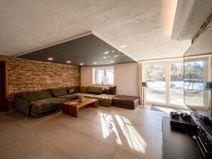 TV, caminetto, lettore DVD